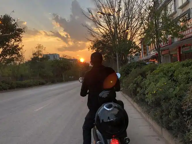 下班后骑着电瓶车追赶日落