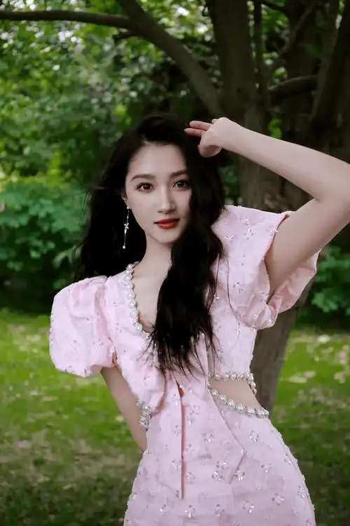 关晓彤粉色钉珠露腰裙造型:精致绝美!