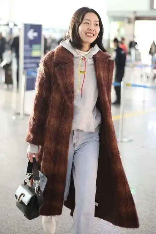 刘雯秀新私服外穿毛呢大衣搭灰色卫衣显气场又不会显老气