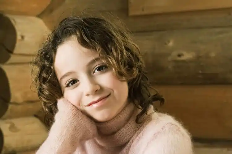 西方人,儿童,一个人,坐,笑,微笑,横图,室内,特写,白天,正面,毛衣,纯洁