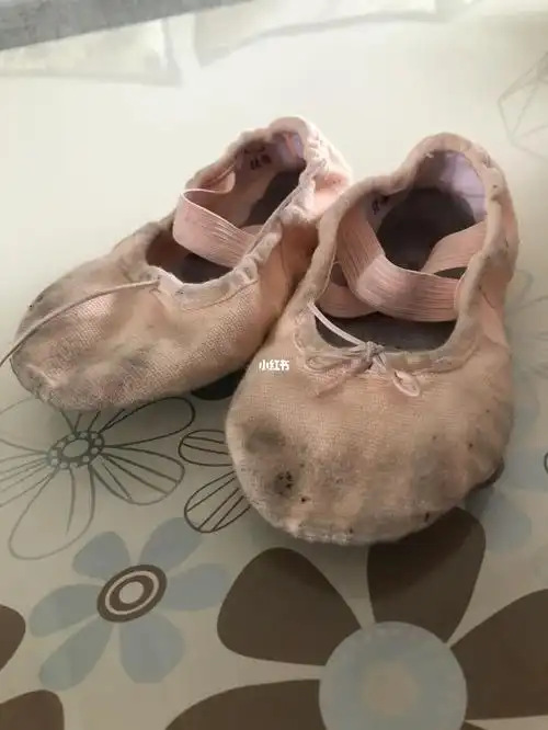 之前n双舞蹈鞋,洗了都缩水了,脚底感觉硬了些现在这一双不洗吧,看着太