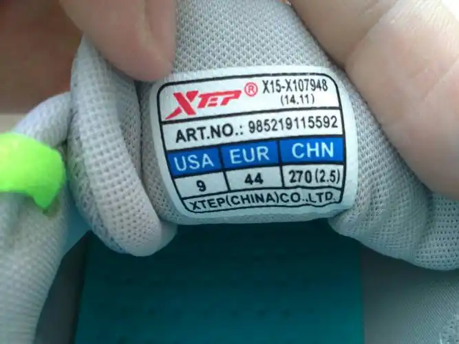 大神来鉴定一下特步鞋子真假!