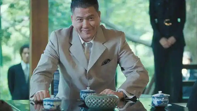 万梓良在《古惑仔》系列里饰演"洪兴"老大蒋天养,一个表面笑嘻嘻,实则