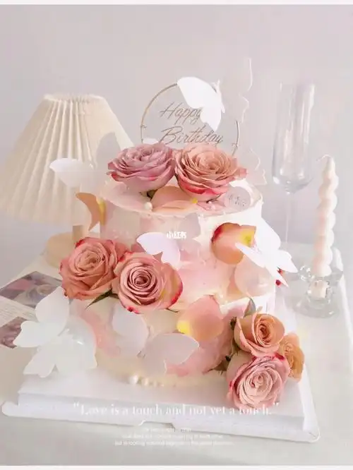 双层卡布基诺玫瑰女士蛋糕