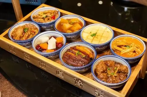 完美结合传统食盒与河南名菜八大碗的蒸菜这道菜是用河南名匠纯手工