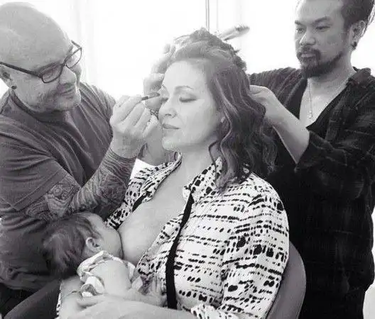 2013年,超模吉赛尔-邦辰曾第一个在社交媒体上晒出穿着浴衣喂奶的照片