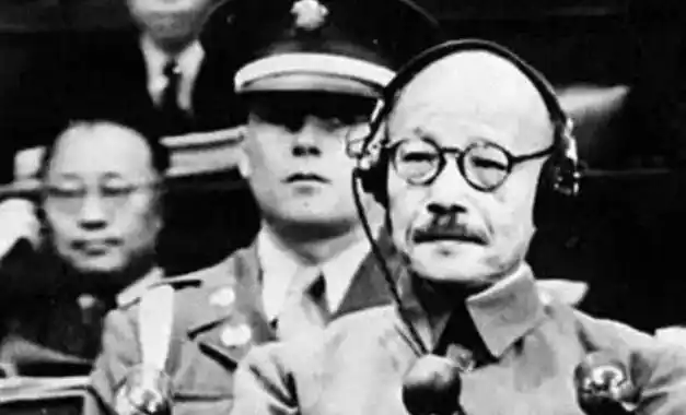 侵华战犯东条英机绞刑现场:活活挣扎12分钟,死前被吓哭丑态百出