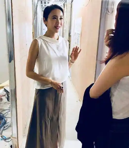 黎姿设宴庆47岁生日,与众人谈笑风生一一握手,丈夫见状默默离开_马廷