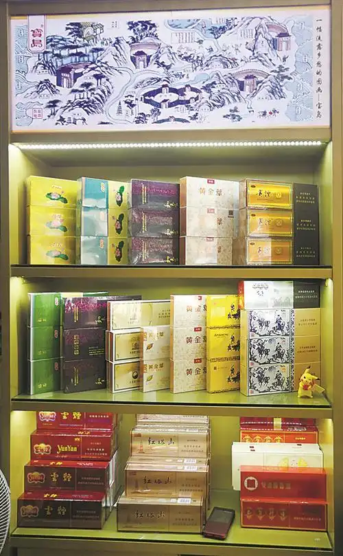 整条卷烟按品规摆放在背柜中.