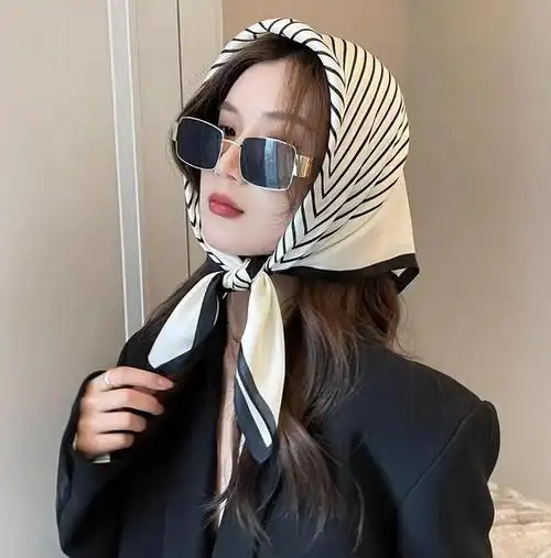 越戴越显年轻出门旅游的时尚单品温柔风的丝巾让美丽和优雅并存