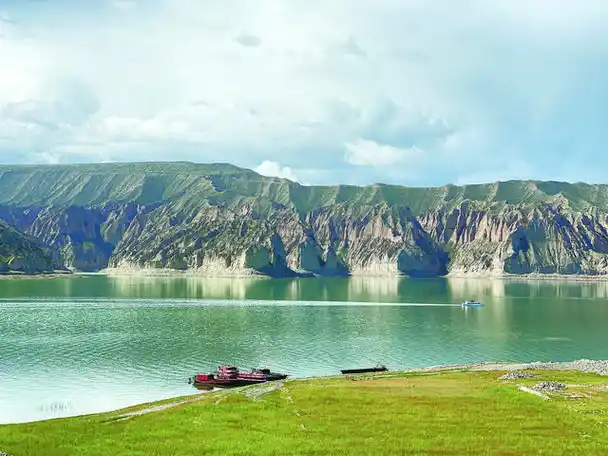 海南藏族自治州共和县龙羊峡镇龙羊新村,清澈透亮的龙羊湖水滋润心灵