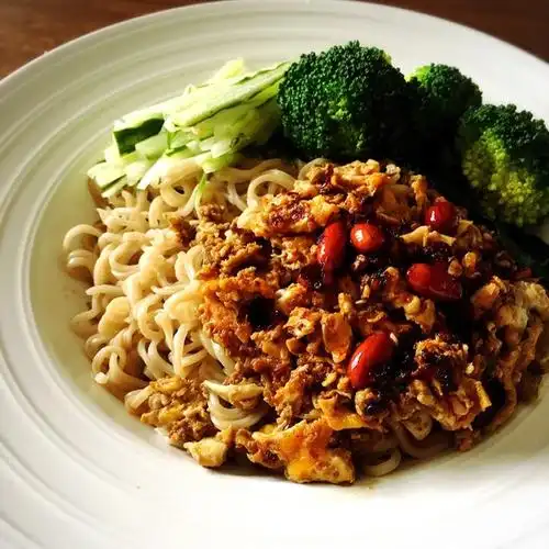 甘草瀞做的酱鸡蛋拌面