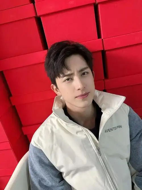 敖瑞鹏,1995年10月6日生于重庆市,中国内地男演员.