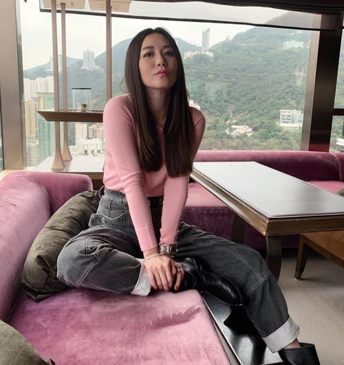 47岁郭妃丽晒自拍,皮肤紧致宛如少女,嫁大10岁外国富商生活幸福