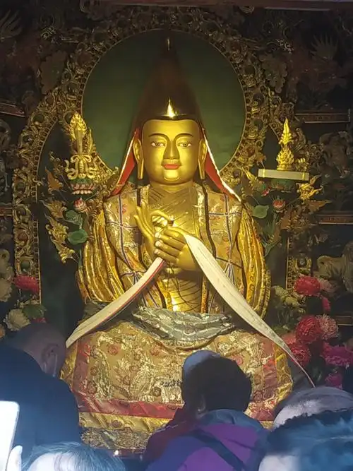 在它的旁边,有一所东藏地区最大的藏传佛教的最大的寺庙,塔尔寺是宗喀