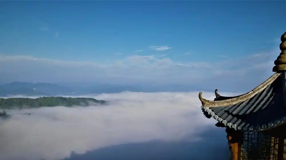 观景台上,可以平时远近的云海.