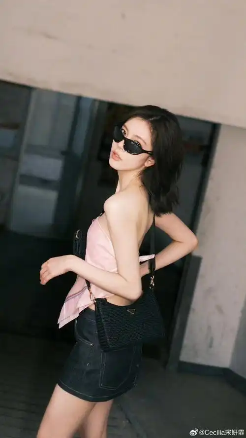 宋妍霏露背抹胸##宋妍霏粉色系辣妹