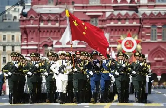 我们观看了阅兵式.解放军叔叔正步走来,展示着我们国家的强大.