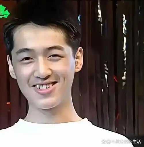 这是胡歌年轻时牙齿的照片,那时他的牙齿稍显不整齐,有点大龅牙的感觉