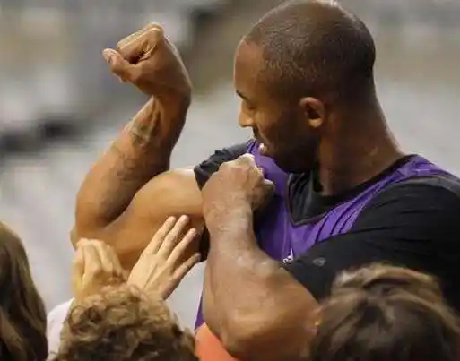 这是退役三年的球员科比穿米老鼠t恤手臂和妻子大腿成亮点