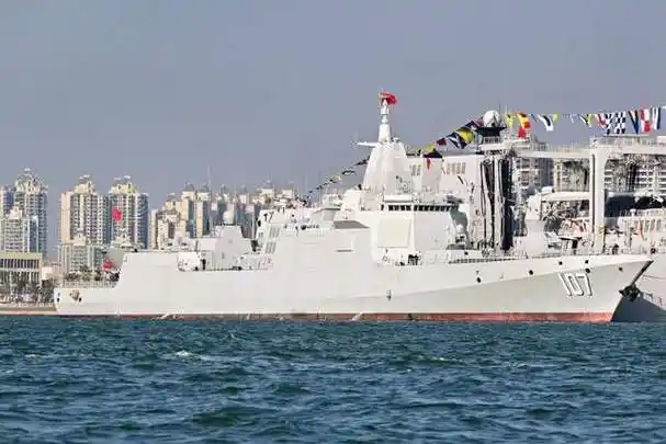 我们都知道,我国海军军舰的命名规则,航母,巡洋舰,两栖攻击舰则是以