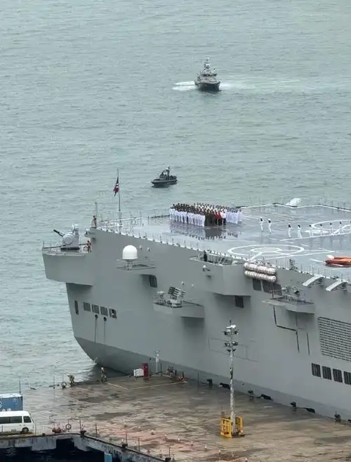 075型两栖攻击舰"海南舰"抵达香港.