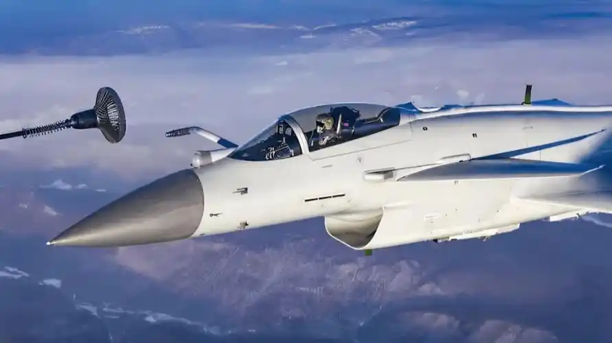 原创歼10d亮相机背新增保形油箱外形大改战斗力将大幅提升