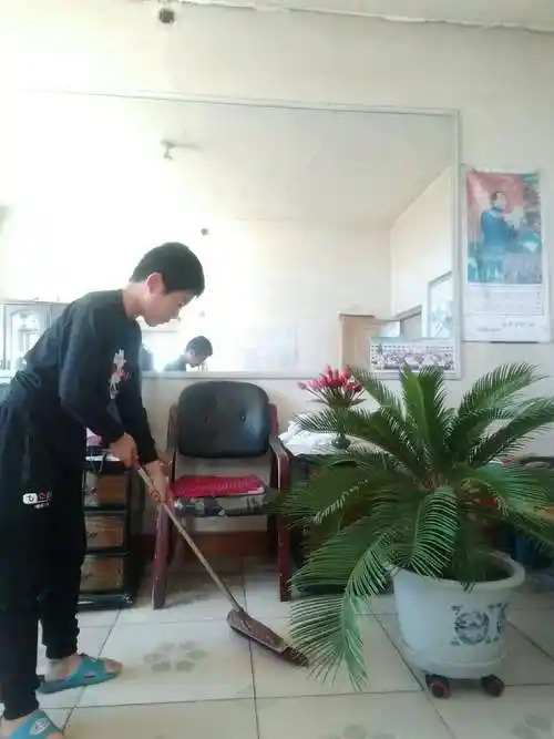 这张照片是我在10月4日我扫地的情景.