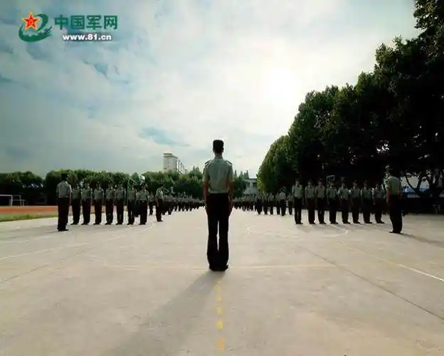 排队列指挥是预任排长必须掌握的技能,从排队列行进到队形变换,看似