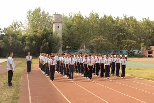 看啊,孩子们个个身躯挺拔,站姿标准,有模有样的,真让人忍不住为他们