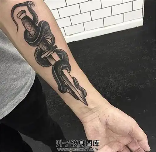 男性小臂内侧oldschool蛇纹身