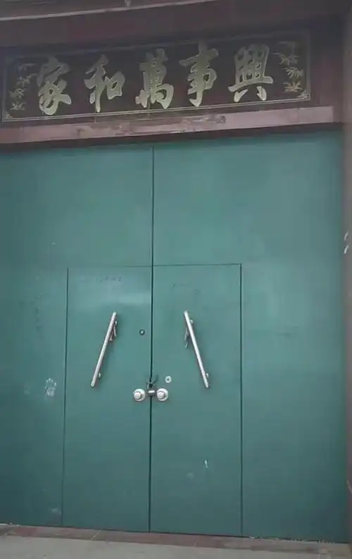 人走茶凉王宝强老家豪宅无人居住铁皮大门成牛皮藓广告聚集地