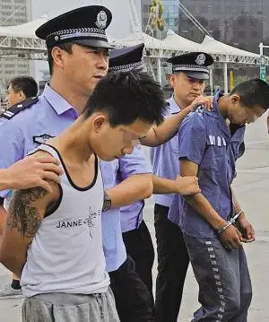 两名打工少年偷盗老板后逃亡 遇的哥将其劫杀