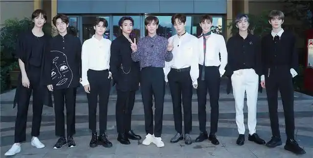 unine男团合体演出,李汶翰格纹衫优雅复古,管栎黑白配儒雅帅气_手机