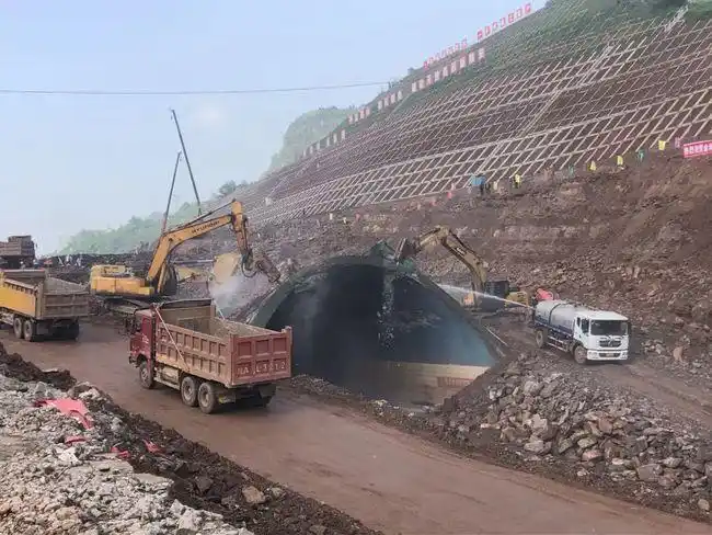 别了!金鸡关隧道于今日实施拆除