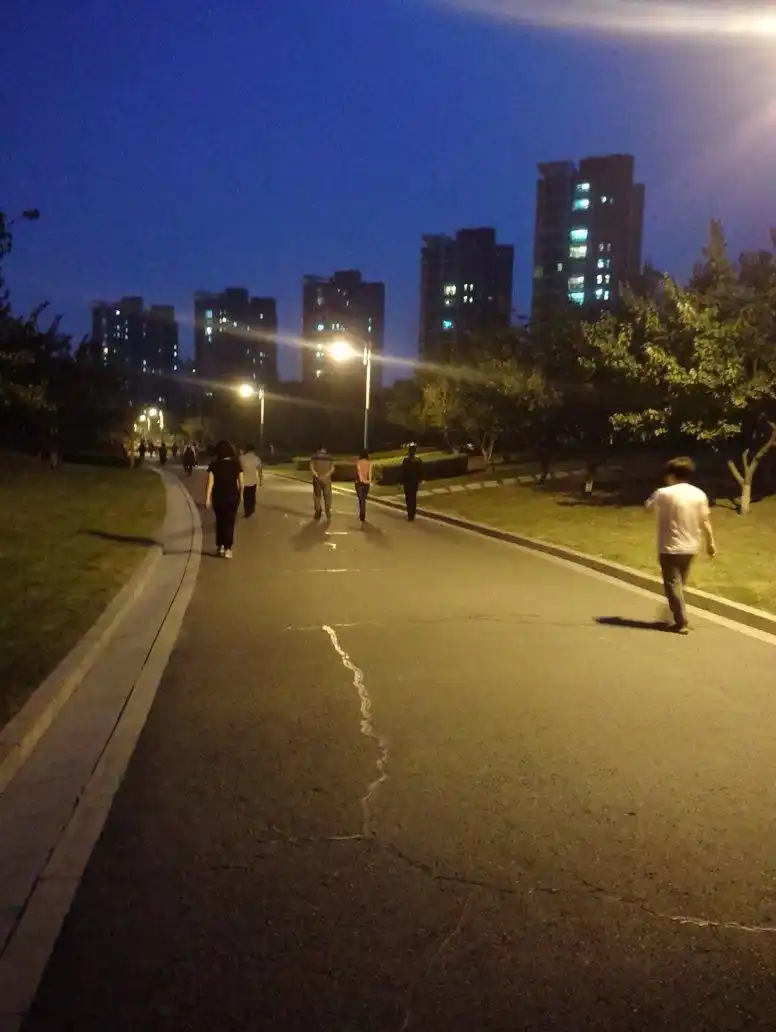 女生晚上一个人在吗公园散步安全吗,会不会给人感觉奇怪