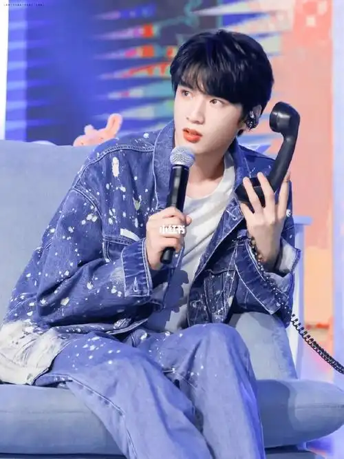 刘耀文 这个真的帅惨了_夏天去哪玩_刘耀文_夏日少年派_潮流_穿搭