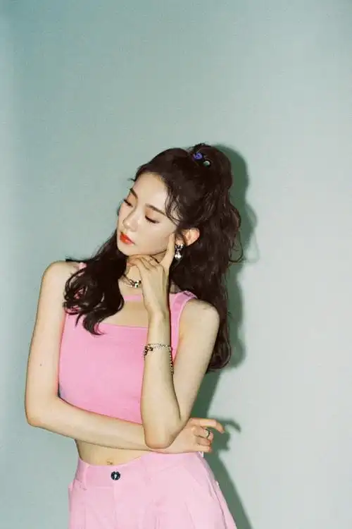 张艺凡粉衣高马尾##张艺凡allpink造型