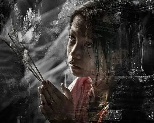 虔信的女童 by 戎 国辉 on 500px