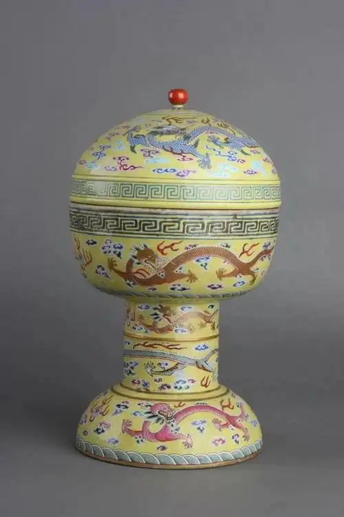 金饰乾隆款青花梵文勾莲高足盅还有更多精美文物和传奇故事尽在清东陵