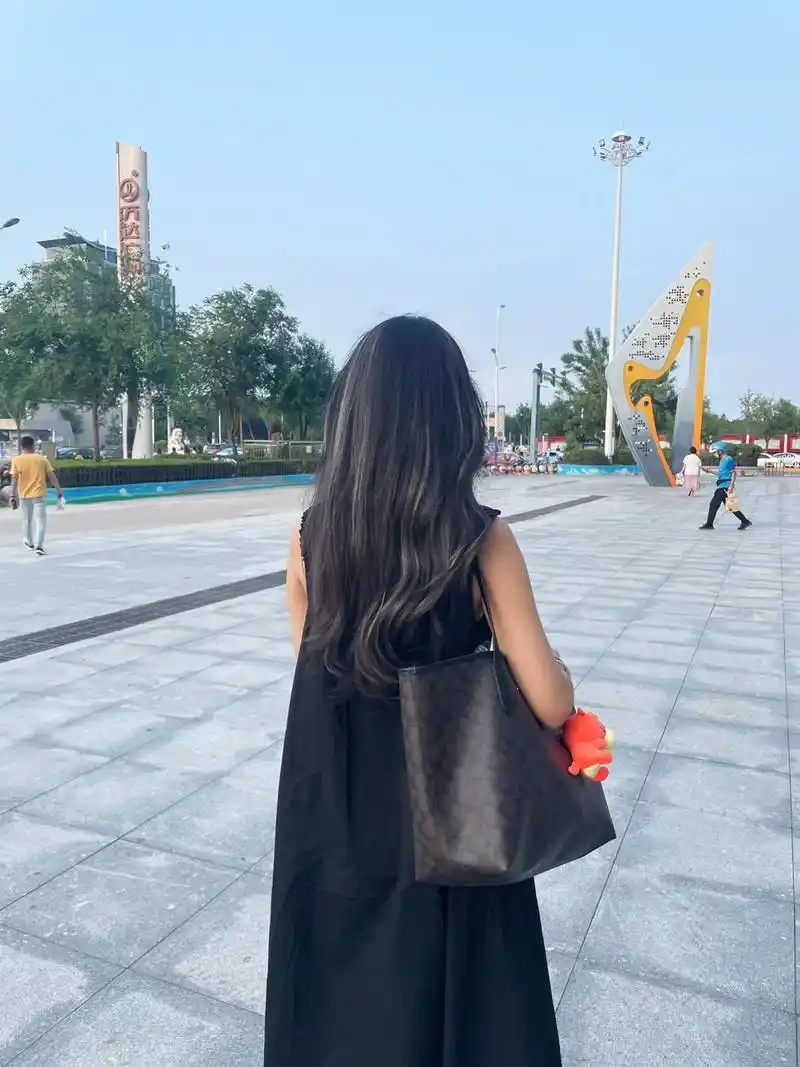 留长发吧,在风吹动的时候,把心也吹动#分享照片 #背影 #这 - 抖音