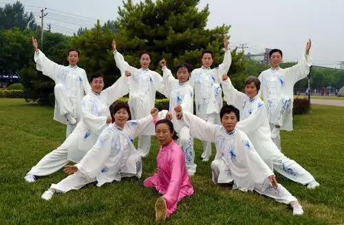 与老师和拳友们在未名园表演太极拳