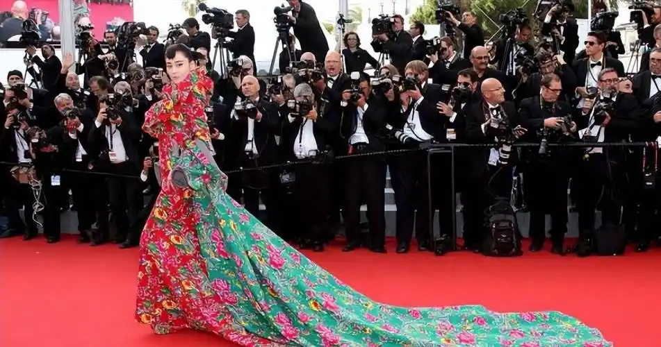 原创丢脸都丢到国外去了红毯作妖的明星你知道谁是最无下限的吗