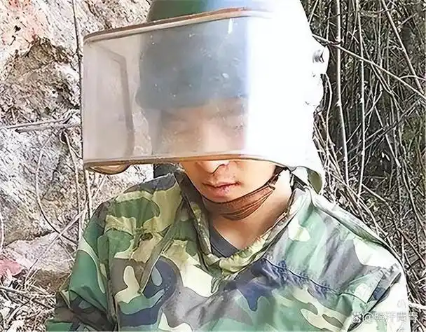 排雷英雄杜富国,失去2眼2手老婆不离不弃,现在添2喜网友们沸腾