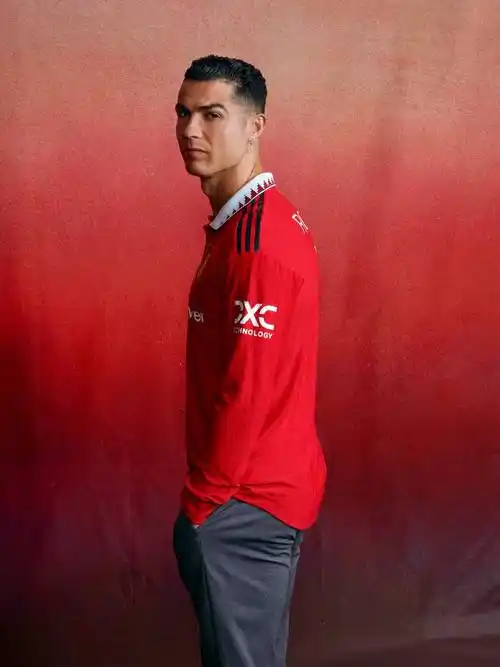 球衣主人们的合影,布莱恩-罗布森,贝克汉姆,c罗,坎通纳和曼联女足的