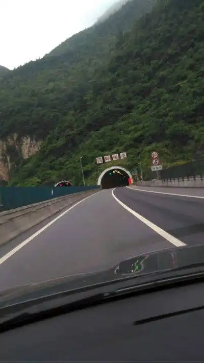 包茂速湘西重庆段基本在群山中穿过隧道极