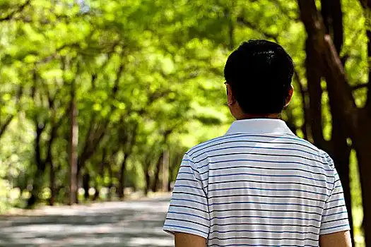 成功商务男士的背影