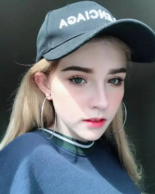 壁纸| 公开自己隆胸隆鼻,这个混血麻豆整的好看吗?