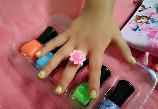 如果孩子实在是想涂指甲油,可以采用之前的老方法,用路边的那些花