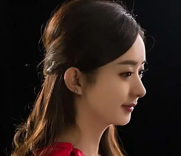 圈里面典型的骨相美女,这种长相的美女都是三百六十度无死角的好看,张